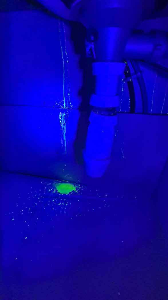 Fluorescéine sous lampe UV : infiltration sous l'évier de cuisine