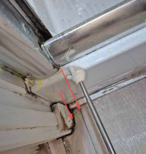 Défaut d'étanchéité en pied de paroi de douche révélé au colorant